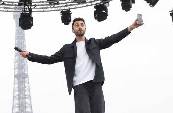 Louis Daubé  lors du concert à l'occasion de l'opération "vacances de OUF, journée des oubliés des vacances" pour les 80 ans du Secours Populaire au Champ-de-Mars à Paris le 20 août 2025.

© Coadic Guirec / Bestimage