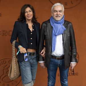 Pascal Praud et sa femme Catherine au village lors des Internationaux de France de Tennis de Roland Garros 2025, à Paris, France, le 7 juin 2025. © Cyril Moreau/Bestimage