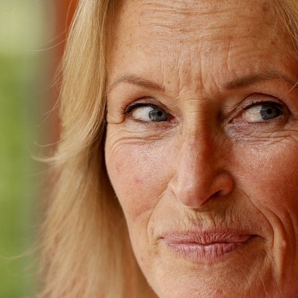 Alors qu’Isabelle Ithurburu a souhaité savoir si Estelle Lefébure avait peur pour sa fille, qui évolue également dans ce métier, sa réponse a été la suivante.

Estelle Lefébure au photocall du village lors des Internationaux de France de Tennis de Roland Garros 2026, à Paris, France, le 29 mai 2026. © Dominique Jacovides/Bestimage