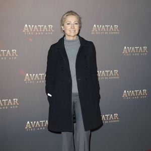 Sur la photo, Thomas Sotto et Anne-Sophie Lapix apparaissent avec humour malgré leurs blessures, portant respectivement attelle et genouillère.

Anne-Sophie Lapix - Avant-première du film "Avatar : Fire and Ash" (Avatar : de Feu et de Cendres) à la Seine Musicale de Boulogne-Billancourt le 5 décembre 2025. © Marc Ausset-Lacroix/Bestimage