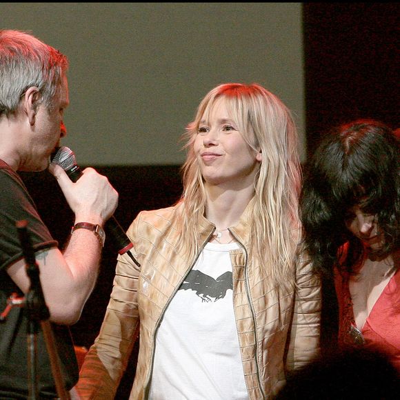 Elle a accompagné son cliché d'une jolie déclaration. 

Renaud et Romane Serda (enceinte). © Alain Guizard / Bestimage