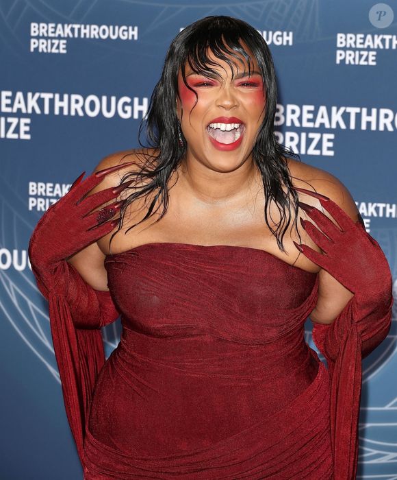 Très soutenue par ses fans, Lizzo décrit cette transformation comme un accomplissement personnel, synonyme de discipline, d’amour de soi et de résilience.

Célébrités et scientifiques se réunissent pour la 11e cérémonie annuelle des Breakthrough Prize, qui s’est tenue au Barker Hangar à Santa Monica, Californie, le 5 avril 2025. Backgrid USA / Bestimage