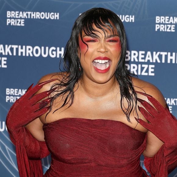 Très soutenue par ses fans, Lizzo décrit cette transformation comme un accomplissement personnel, synonyme de discipline, d’amour de soi et de résilience.

Célébrités et scientifiques se réunissent pour la 11e cérémonie annuelle des Breakthrough Prize, qui s’est tenue au Barker Hangar à Santa Monica, Californie, le 5 avril 2025. Backgrid USA / Bestimage