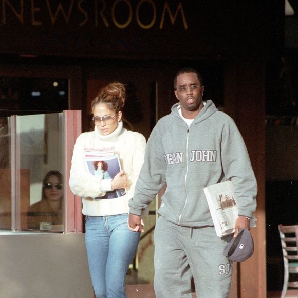 Sean Combs (Puff Daddy, Puffy, Diddy, P. Diddy) a reposté sur les réseaux sociaux cette vieille photo de lui et Jennifer Lopez, photo du 14 décembre 2000. ©Backgrid USA / Bestimage