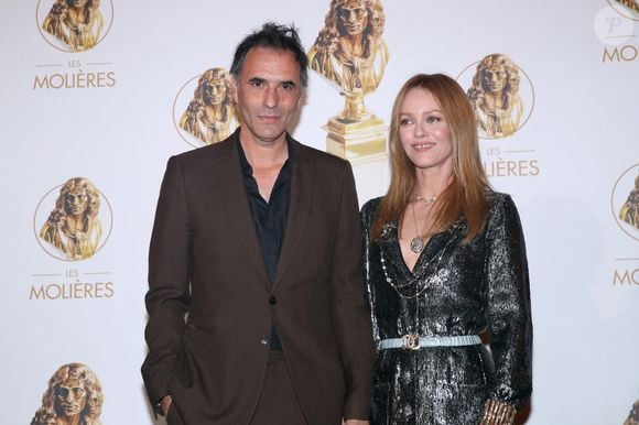 Vanessa Paradis et son mari Samuel Benchetrit (auteur et metteur en scène de la pièce « Maman » dans laquelle Vanessa est nominée) - 33ème « Nuit des Molières » aux Folies Bergère à Paris le 30 Mai 2022. Bertrand Rindoff / Bestimage