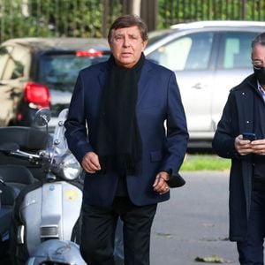 “Ce n’est pas juste. J’ai toujours été respectueux de la maison, fidèle, loyal”, a poursuivi Jean-Pierre Foucault, qui n’a “jamais compris pourquoi” il a été invité à quitter RTL.

Jean-Pierre Foucault arrivant à la cérémonie des obsèques d'Etienne Mougeotte à l'église Saint-François-Xavier à Paris, France, le 13 octobre 2021. Photo by Jerome Domine/ABACAPRESS.COM