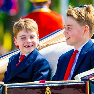 Alors que la voiture qui comprenait sa maman et ses frères et soeurs se déplaçait le long de The Mall, Louis était tout sourire ce qui n'a pas manqué d'attendrir les fans de la famille royale.

Le prince Louis de Galles, Le prince George de Galles, - Les membres de la famille royale britannique arrivent à Buckingham Palace pour la cérémonie Trooping the Colour à Londres, le 14 juin 2025. Affecté par le crash du Boeing 787 Dreamliner à Ahmedabad du 12 juin, le souverain et les officiels porteront un brassard noir en hommage aux plus de 270 victimes. Bon nombre d'elles étaient des ressortissants britanniques.
© Backgrid / Bestimage