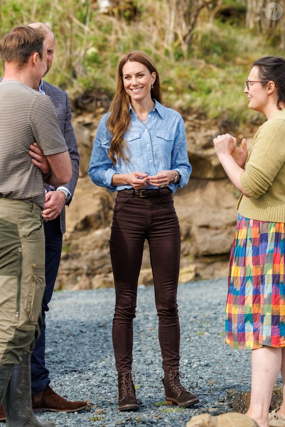 Tout le clan Middleton autour d'elle, personne ne s'est posé de question : “Être là pour quelqu'un est tellement important, cela devrait se faire sans condition. [...] C'est la façon la plus simple de démontrer son amour."

Le prince William, prince de Galles, et Catherine (Kate) Middleton, princesse de Galles, duc et duchesse de Rothesay, visitent une ferme locale sur la côte ouest de l'île de Mull (Ecosse), le 29 octobre 2025. Le prince et la princesse de Galles effectuent une visite de deux jours sur les îles de Mull et d'Iona, les 29 et 30 avril, afin de dialoguer avec les communautés rurales insulaires. 
© Mirrorpix / Bestimage