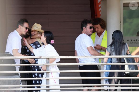 Exclusif - Laeticia Hallyday accompagnée de son compagnon Frédéric Suant et de sa fille Joy sont aller acceuillir Jade à l'aéroport de Saint-Barthélemy-Rémy-de-Haenen où tout le monde se retrouve pour le 50ème anniversaire de Laeticia, à Saint-Jean, Saint-Barthélémy, Antilles françaises, France, le 15 mars 2025. DOMINIQUE JACOVIDES / BESTIMAGE