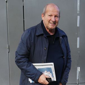 Exclusif - Rolland Courbis quitte les studios de BFM TV à Paris le 22 octobre 2023.