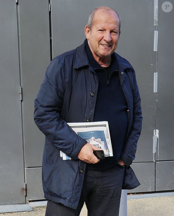 Exclusif - Rolland Courbis quitte les studios de BFM TV à Paris le 22 octobre 2023.