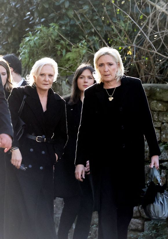 Marine Le Pen, sa soeur Marie-Caroline, Nolwenn Olivier (fille de Marie-Caroline) - Arrivées des membres de la famille Le Pen aux obsèques de Jean-Marie Le Pen en l'église Saint-Joseph à la Trinité-sur-Mer  le 11 juillet 2025. © Dominique Jacovides / Guillaume Collet / Bestimage