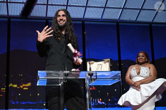 Le réalisateur franco-espagnol Oliver Laxe prononce un discours sur scène après avoir remporté le Prix du Jury pour le film "Sirat" lors de la cérémonie de clôture de la 78e édition du Festival de Cannes à Cannes, France, le 24 mai 2025. Photo de David Niviere/ABACAPRESS.COM