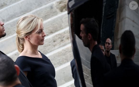 Malgré la douleur, la journaliste a tenu à remercier un célèbre créateur 

Audrey Crespo-Mara - Sorties des obsèques de Thierry Ardisson en l’église Saint-Roch de Paris, France, le 17 juillet 2025. 

© Clovis-Jacovides/Bestimage