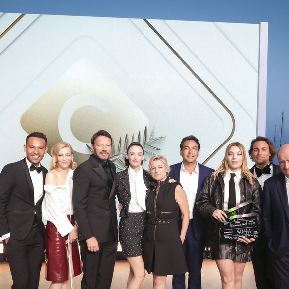 Exclusif - Mohamed Bouhafsi, Celine Salette, Samuel Lebihan, Charlotte Le Bon, Anne-Elisabeth Lemoine, Patrick Cohen, Santa, Bertrand Chameroy, Pierre Lescure sur le plateau de l'émission "C à vous" lors du 77ème Festival International du Film de Cannes (14 - 25 mai 2024), le 24 mai 2024. 
© Jack Tribeca / Bestimage