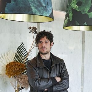 Oumy a été adoptée en 2009 avec Valeria Bruni Tedeschi, tandis qu'Azel est né en 2021 de sa relation avec Laetitia Casta.

Rome, ITALIE    Louis Garrel pose pour les photographes lors du photocall du film « Coutures » dans le cadre de la XVIe édition du festival du film français « Rendez-Vous » 2026. Sur la photo : Louis Garrel
Backgrid UK/ Bestimage