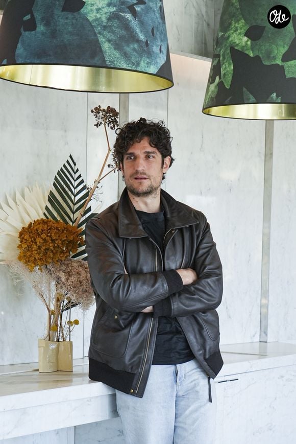 Oumy a été adoptée en 2009 avec Valeria Bruni Tedeschi, tandis qu'Azel est né en 2021 de sa relation avec Laetitia Casta.

Rome, ITALIE    Louis Garrel pose pour les photographes lors du photocall du film « Coutures » dans le cadre de la XVIe édition du festival du film français « Rendez-Vous » 2026. Sur la photo : Louis Garrel
Backgrid UK/ Bestimage