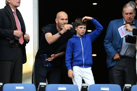 Zinedine Zidane et son fils Elyaz lors du match amical France - Belgique au Stade de France, Saint-Denis, France, le 7 Juin 2015. Photo Nicolas Briquet/ABACAPRESS.COM