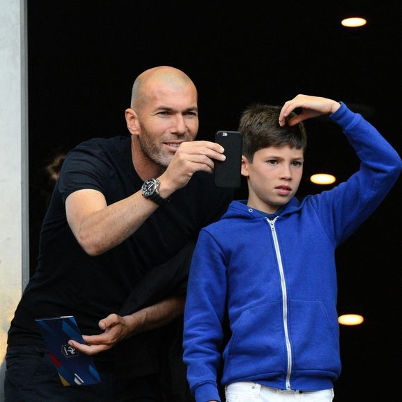 Zinedine Zidane et son fils Elyaz lors du match amical France - Belgique au Stade de France, Saint-Denis, France, le 7 Juin 2015. Photo Nicolas Briquet/ABACAPRESS.COM