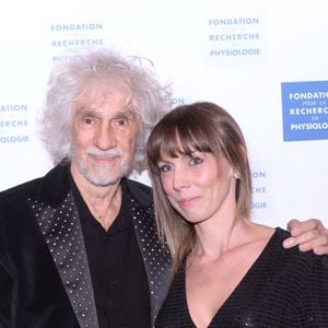 Louis Bertignac et sa femme Laetitia Brichet lors du photocall et du cocktail de la soirée des "Stéthos d'or 2023" à l'hôtel Four Seasons George V à Paris, France, le 27 mars 2023. 

© Bellak-Guirec/Bestimage