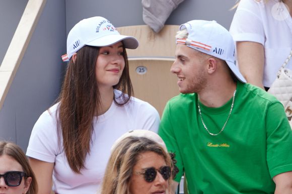 Michou et Elsa Bois dans les tribunes lors des Internationaux de France de Tennis de Roland Garros 2023. Paris, le 10 juin 2023. © Jacovides-Moreau / Bestimage