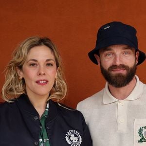 Alysson Paradis et son compagnon Guillaume Gouix au village lors des Internationaux de France de Tennis de Roland Garros 2025, à Paris, France, le 2 Juin 2025. © Jacovides-Moreau/Bestimage