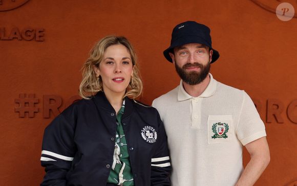Alysson Paradis et son compagnon Guillaume Gouix au village lors des Internationaux de France de Tennis de Roland Garros 2025, à Paris, France, le 2 Juin 2025. © Jacovides-Moreau/Bestimage