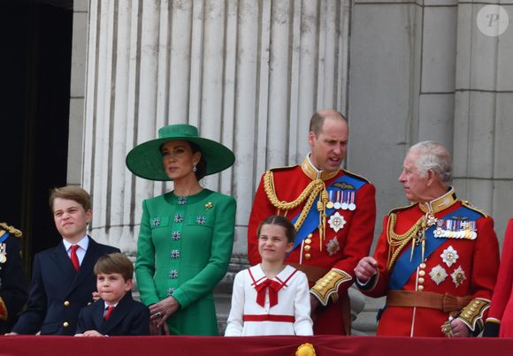 Le prince George, le prince Louis, la princesse Charlotte, Kate Catherine Middleton, princesse de Galles, le prince William de Galles, le roi Charles III - La famille royale d'Angleterre sur le balcon du palais de Buckingham lors du défilé "Trooping the Colour" à Londres. Le 17 juin 2023. (AGENCE / BESTIMAGE).