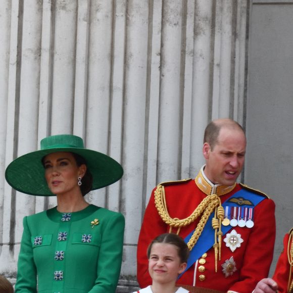 Le prince George, le prince Louis, la princesse Charlotte, Kate Catherine Middleton, princesse de Galles, le prince William de Galles, le roi Charles III - La famille royale d'Angleterre sur le balcon du palais de Buckingham lors du défilé "Trooping the Colour" à Londres. Le 17 juin 2023. (AGENCE / BESTIMAGE).