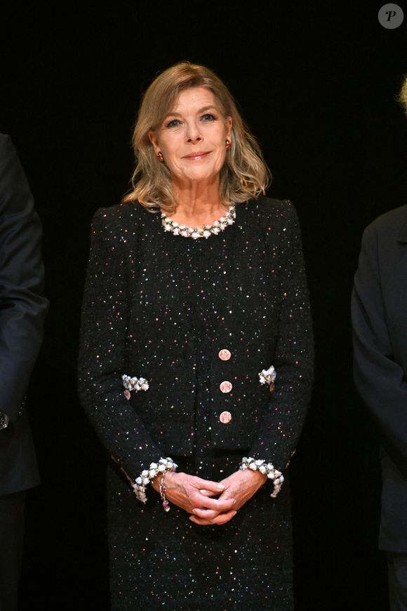 Exclusif - La princesse Caroline de Hanovre (La princesse a troqué sa chevelure argenté contre un blond cendré) lors de la cérémonie de proclamation de l'édition 2024 des Prix de la Fondation Prince Pierre à l'opéra Garnier à Monaco, le 8 octobre 2024. 
© Bruno Bebert / Bestimage