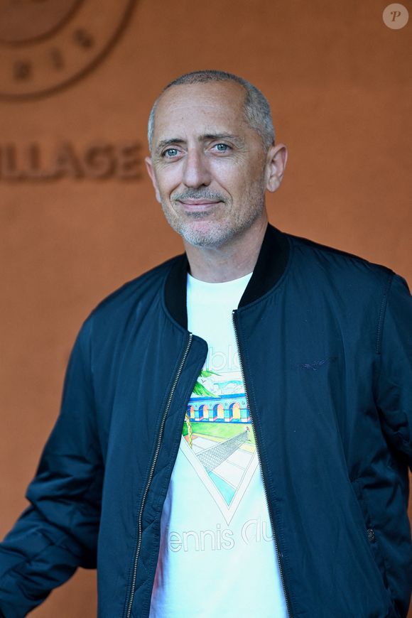 Gad Elmaleh pose au Village pendant les Internationaux de France à Roland Garros le 08 juin 2025 à Paris, France. Photo by Franck Castel/ABACAPRESS.COM