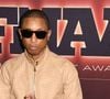 Dans une interview à People, il dévoile son rituel : « Croyez-le ou non, l'exfoliation. L'exfoliation est la clé ».

Pharrell Williams lors de la remise des prix 2025 Footwear News Achievement Awards au Cipriani 25 à New York City le 3 décembre 2025. © PPS/Bestimage