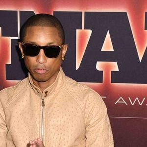 Dans une interview à People, il dévoile son rituel : « Croyez-le ou non, l'exfoliation. L'exfoliation est la clé ».

Pharrell Williams lors de la remise des prix 2025 Footwear News Achievement Awards au Cipriani 25 à New York City le 3 décembre 2025. © PPS/Bestimage