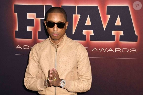 Dans une interview à People, il dévoile son rituel : « Croyez-le ou non, l'exfoliation. L'exfoliation est la clé ».

Pharrell Williams lors de la remise des prix 2025 Footwear News Achievement Awards au Cipriani 25 à New York City le 3 décembre 2025. © PPS/Bestimage