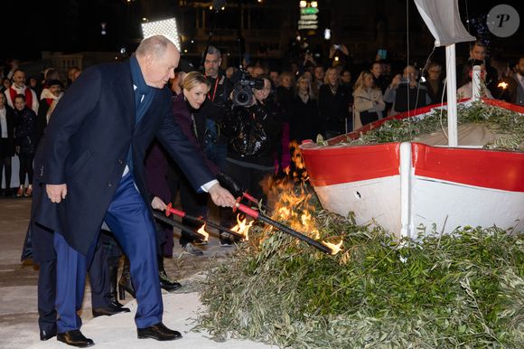 Le prince Albert II de Monaco, La princesse Charlène de Monaco, La princesse Gabriella de Monaco, comtesse de Carladès, Le prince Jacques de Monaco, marquis des Baux - La famille princière de Monaco lors de l'embrasement de la barque dans le cadre des célébrations de la Sainte-Dévote, Sainte Patronne de Monaco le 26 janvier 2024.

© Olivier Huitel / Pool Monaco / Bestimage