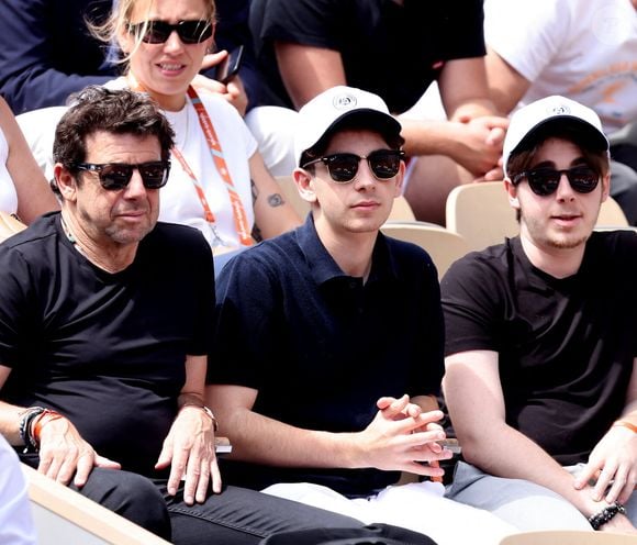 Patrick Bruel et ses fils Léon et Oscar dans les tribunes des Internationaux de France de tennis de Roland Garros 2024 à Paris, France, le 4 juin 2024. © Jacovides-Moreau/Bestimage