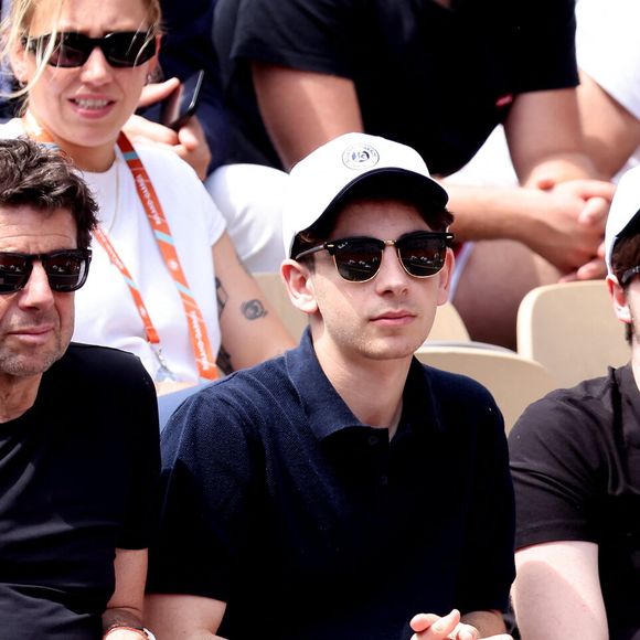 Patrick Bruel et ses fils Léon et Oscar dans les tribunes des Internationaux de France de tennis de Roland Garros 2024 à Paris, France, le 4 juin 2024. © Jacovides-Moreau/Bestimage