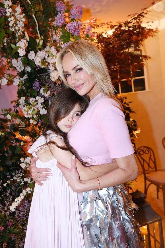 Semi-exclusif - Adriana Karembeu avec sa fille Nina - A l'occasion de la fête des Mères, Adriana Karembeu et Lenôtre s'associent pour créer l'entremets "Nina" au Pré Catelan à Paris le 29 avril 2025.
Cette création à quatre mains est le fruit d'une complicité artistique entre Adriana Karembeu, icône internationale de la mode, ambassadrice engagée, maman au grand cœur et Étienne Leroy Chef Patissier Lenôtre el Champion du Monde de la Pâtisserie.
Pensé comme une rose à offrir, l'entremets « Nina » est symbole de tendresse, de lien et de partage. Cette co-création soutient la Croix-Rouge française, 5% des bénéfices seront reversés à l'association, auprès de laquelle Adriana Karembeu est ambassadrice depuis plus de 25 ans. © Rachid Bellak/Bestimage