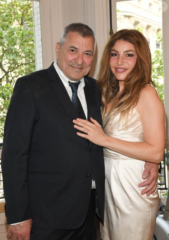 Lola Marois admet que son sommeil n’est pas toujours optimal, mais que l’absence d’alcool et de tabac l’aide à garder la forme malgré son rythme de tournage exigeant. 

Exclusif - Jean-Marie Bigard et sa femme Lola Marois - Jean-Marie Bigard et Lola Marois lors de la cérémonie oecuménique à l'occasion du renouvellement de leurs voeux pour leur 10 ans de mariage. Le 27 mai 2021. © Coadic Guirec / Bestimage