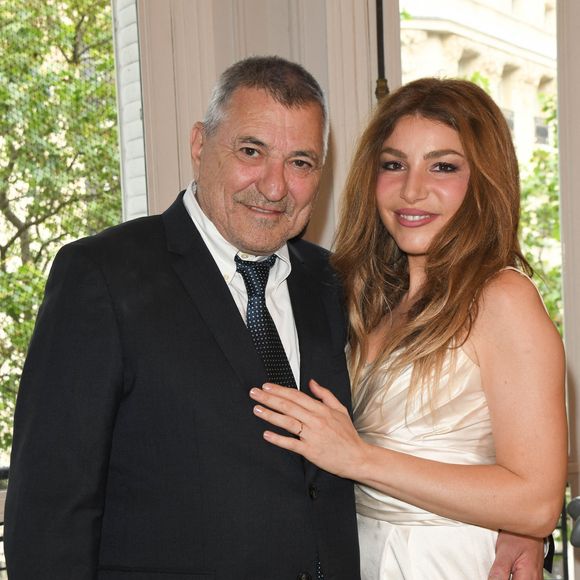 Lola Marois admet que son sommeil n’est pas toujours optimal, mais que l’absence d’alcool et de tabac l’aide à garder la forme malgré son rythme de tournage exigeant. 

Exclusif - Jean-Marie Bigard et sa femme Lola Marois - Jean-Marie Bigard et Lola Marois lors de la cérémonie oecuménique à l'occasion du renouvellement de leurs voeux pour leur 10 ans de mariage. Le 27 mai 2021. © Coadic Guirec / Bestimage