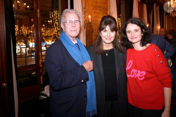 C’est la famille de Jean-Louis Debré qui en a fait l’annonce

Exclusif - Valérie Perrin entourée de Jean-Louis Debré et sa compagne Valérie Bochenek - Personnalités au cocktail des écrivains au Fouquet's à Paris. Le 27 novembre 2024
© Cédric Perrin / Bestimage