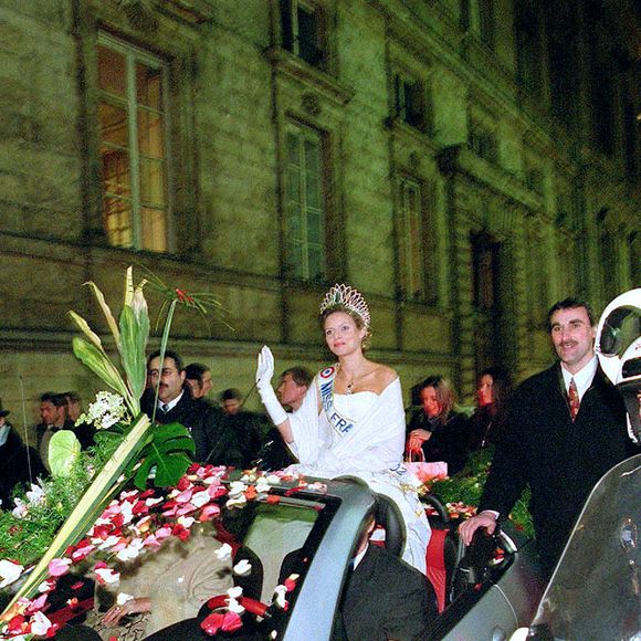Sylvie Tellier à son retour à Lyon après son sacre de Miss France 2002, le 18 janvier 2002, en France. Photo : Daniel Giry / Bestimage.
