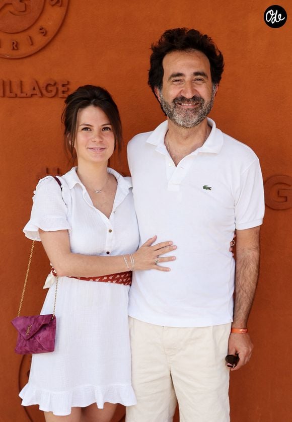 Mathieu Madénian et sa femme Olivia au village lors des Internationaux de France de Tennis de Roland Garros 2026. Paris, le 26 mai 2026. © Jacovides / Moreau / Bestimage #