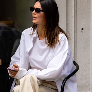 Kendall Jenner est allée bruncher avec des amis chez Bubby's puis boit un verre en terrasse du Matchaful avec une amie à New York, le 27 avril 2021. The ImageDirect / Bestimage