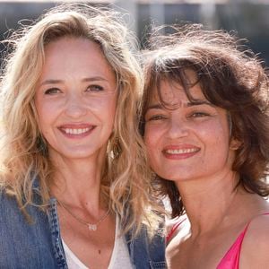 Elle a également tenu à souligner la longévité exceptionnelle de la fiction : "8 saisons d'une série scolaire, il n'y a aucun autre exemple d'une telle longévité ces dernières années". 

Hélène de Fougerolles, Fanny Gilles de la série Sam, 25e édition du Festival de la fiction télé de La Rochelle, vendredi 15 septembre 2023. © Christophe Aubert via Bestimage