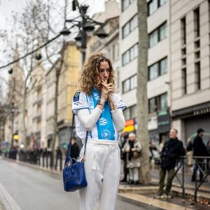 Olivia Courbis, vêtue de blanc aux couleurs de l'Olympique de Marseille, fille de Roland Courbis, vue lors de l'hommage à son père à Marseille, France, le 17 janvier 2026. Photo par Laurent Coust/ABACAPRESS.COM