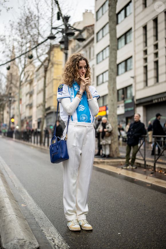 Olivia Courbis, vêtue de blanc aux couleurs de l'Olympique de Marseille, fille de Roland Courbis, vue lors de l'hommage à son père à Marseille, France, le 17 janvier 2026. Photo par Laurent Coust/ABACAPRESS.COM