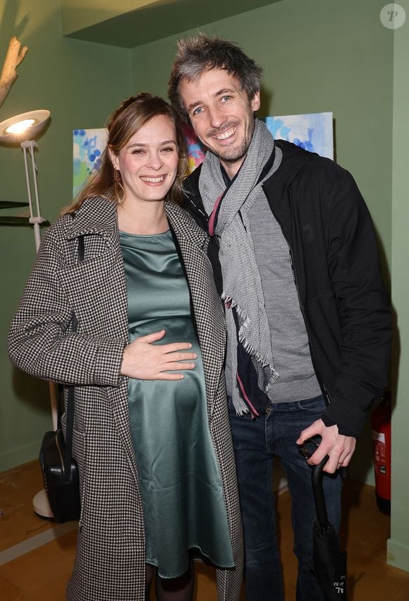 Photo : Soit moins d'un an avant cette grossesse Alice Raucoules (enceinte)  et Gus Illusionniste - Vernissage de l'exposition Caroline Faindt  "Essentielle" chez Wonder Nature à Paris le 11 mars 2024. ©