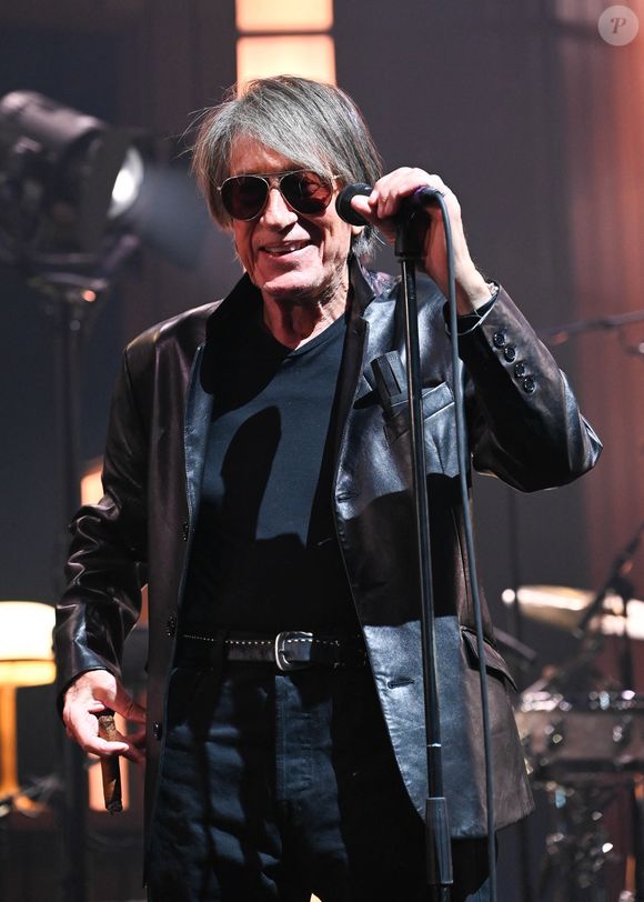 Jacques Dutronc et Thomas Dutronc en showcase de leur tournée "Dutronc & Dutronc" au Centre Evénementiel de Courbevoie le 11 avril 2022. Jacques et Thomas Dutronc se rejoignent sur scène pour une tournée unique !  Père et fils, monstres sacrés de la scène française, vous donnent rendez-vous pour des concerts exceptionnels sous le signe du partage et de la complicité. Deux artistes hors du commun à retrouver sur les routes de France. © Coadic Guirec/Bestimage