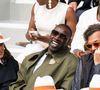 Le match, intense et de haut niveau, oppose les deux premières joueuses mondiales pour la première fois depuis plus de dix ans à ce stade du tournoi.

Hélène Sy, Omar Sy et Laurent Lafitte assistent au tournoi de Roland Garros 2025 le 7 juin 2025 à Paris, France. Photo par Laurent Zabulon/ABACAPRESS.COM